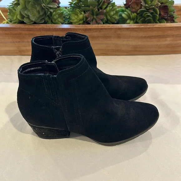 Blondo Women's Black Suede Villa Waterproof Ankle Bootie size 6 EUC - Picture 1 of 7